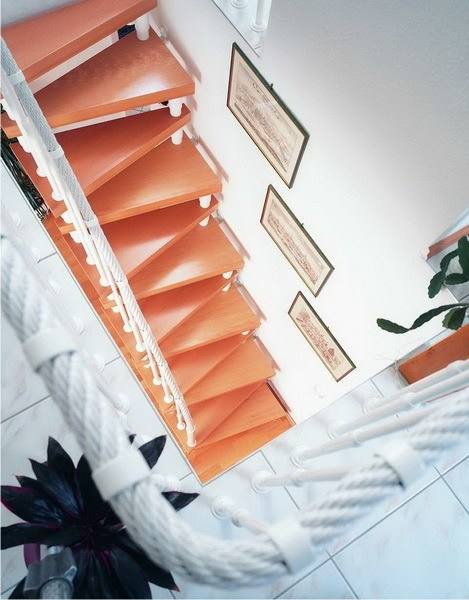 Деревянные лестницы для дома с узкими проемами - фото