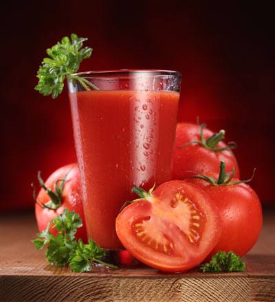 Пикантный томатный коктейль с сельдереем - фото