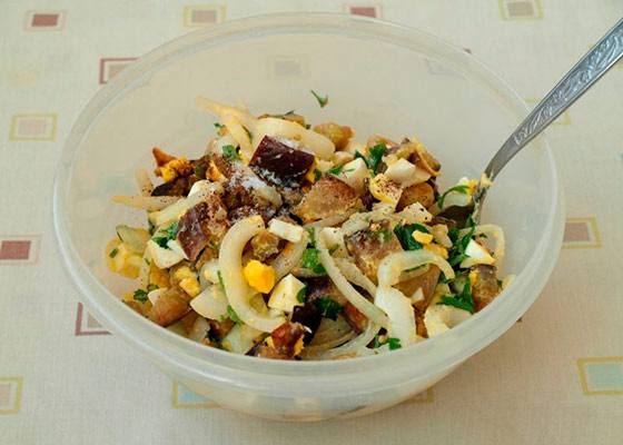 Готовим быстрые салаты из баклажанов с луком, яйцом и грибами - фото