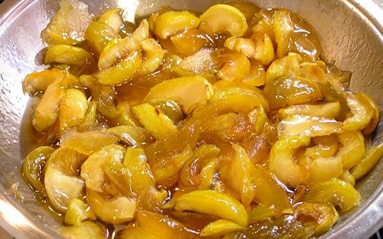 Рецепт приготовления янтарного варенья из нарезанных дольками яблок - фото